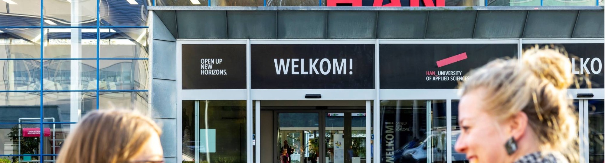 Twee studenten onderweg naar de HAN