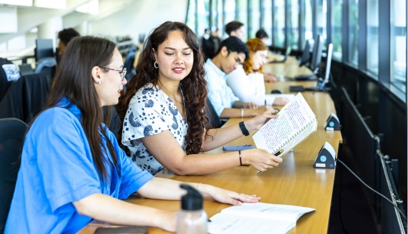 Studenten van de Engelstalige master Circular Economy studeren in de bibliotheek op de Ruiterberglaan 31
