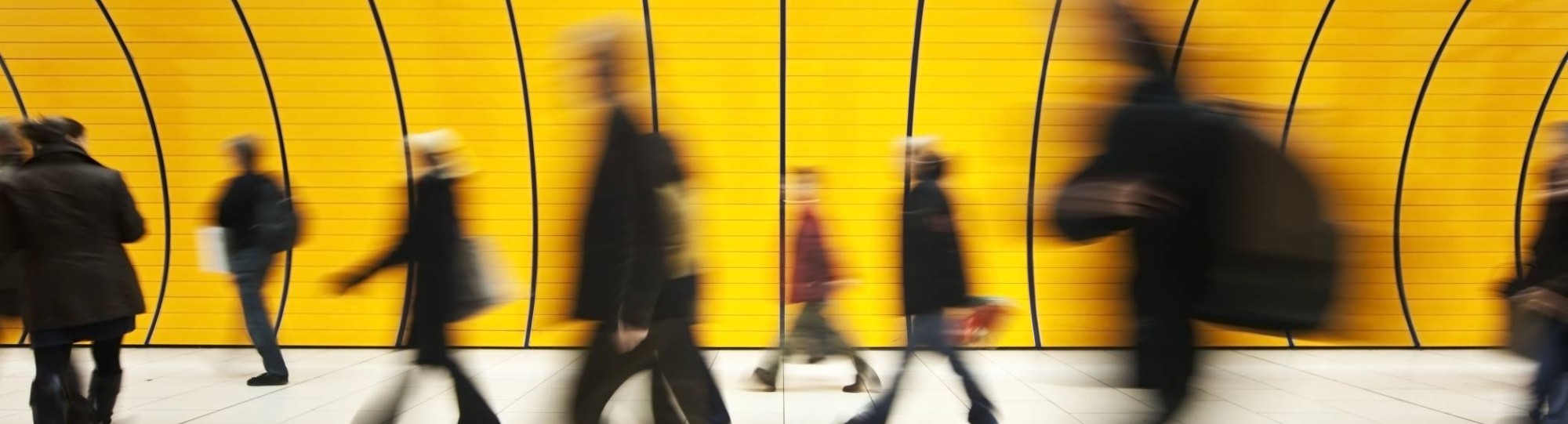 Mensen die snel voorbijlopen in metrostation of station, studierichting gedrag en maatschappij