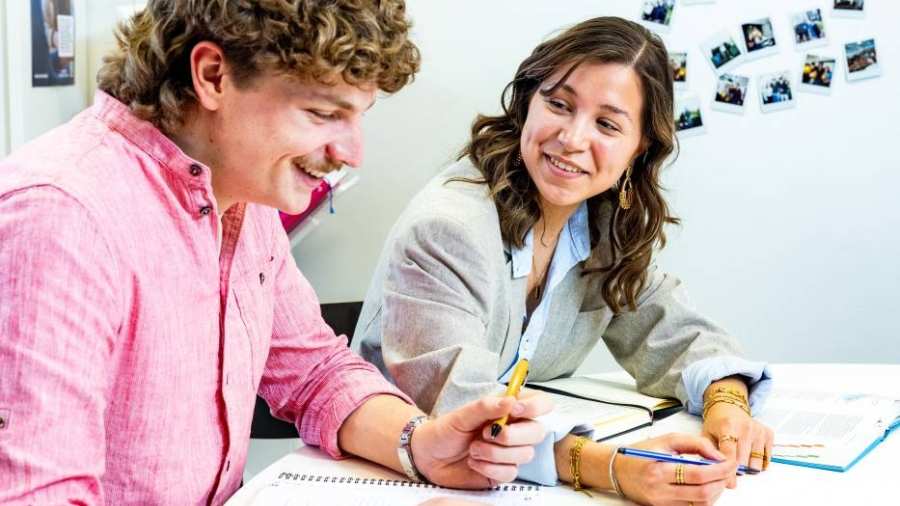 Studenten Opleidingskunde in gesprek op de HAN