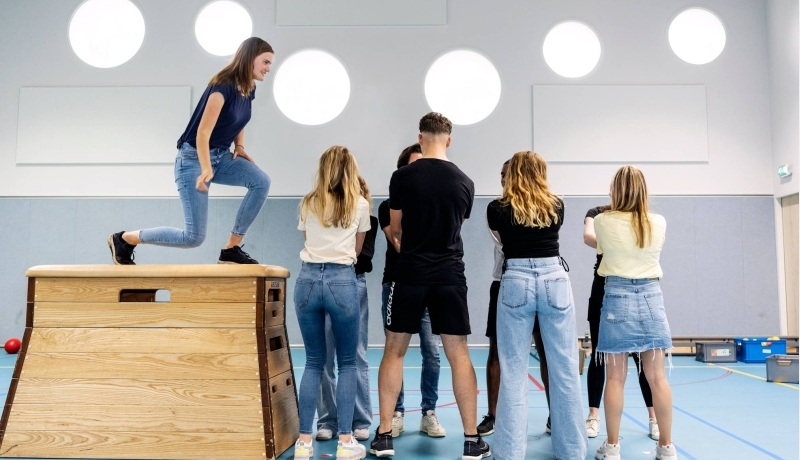 Studenten doen trust fall