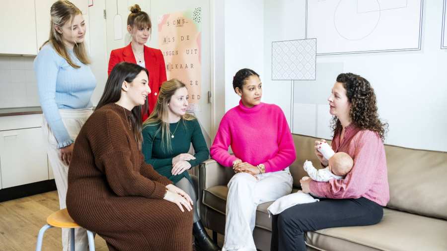 Studenten Logopedie krijgen les over behandeling baby