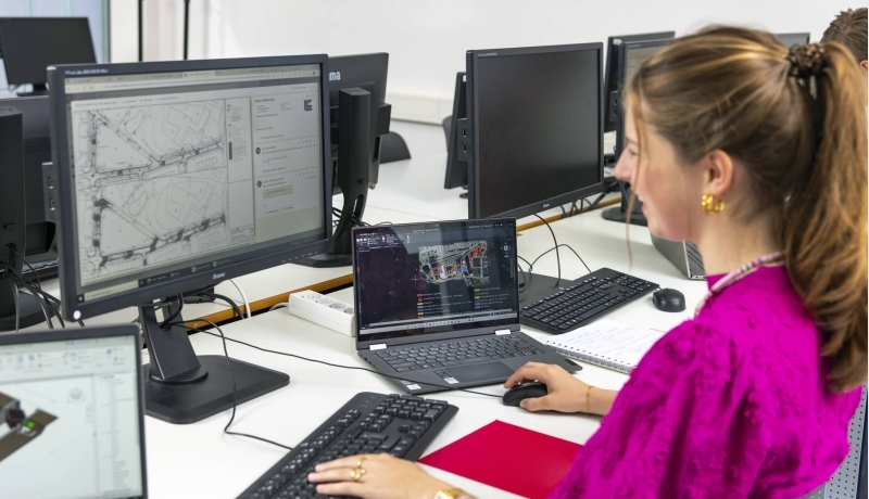 studente werkt aan een opdracht
