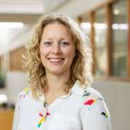 Portretfoto Daphne Hachmang, gebloemde blouse dragend