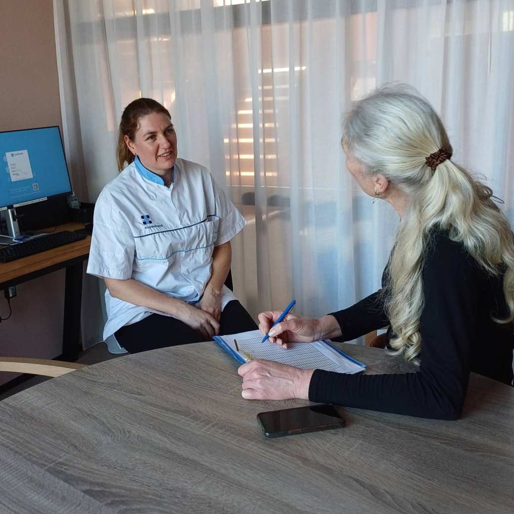 overlegmoment tussen 2 collega's in de zorg