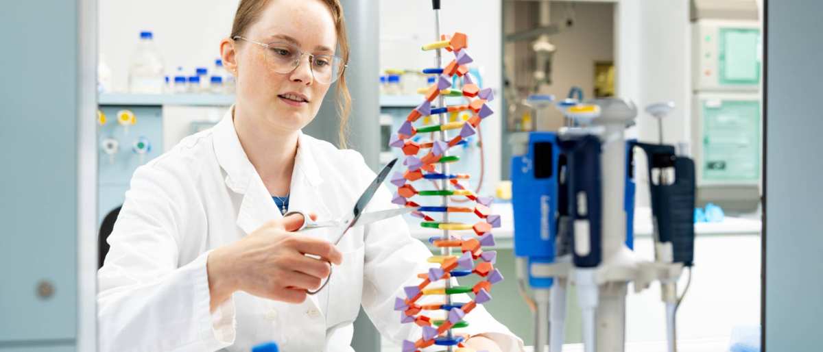 Sefanne Hakken in het moleculair biologisch lab bij een DNA model van het HAN BioCentre.