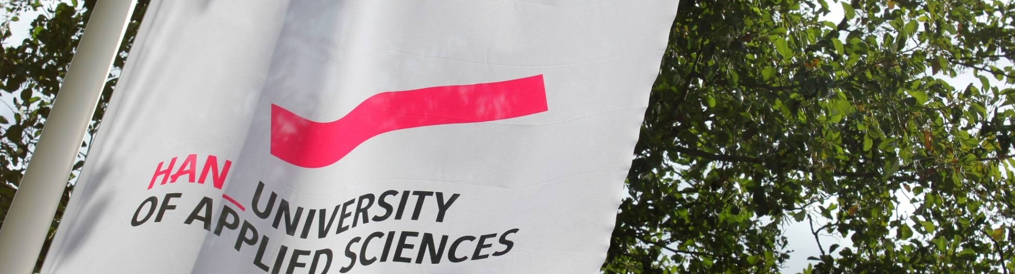 Witte vlag met HAN-logo