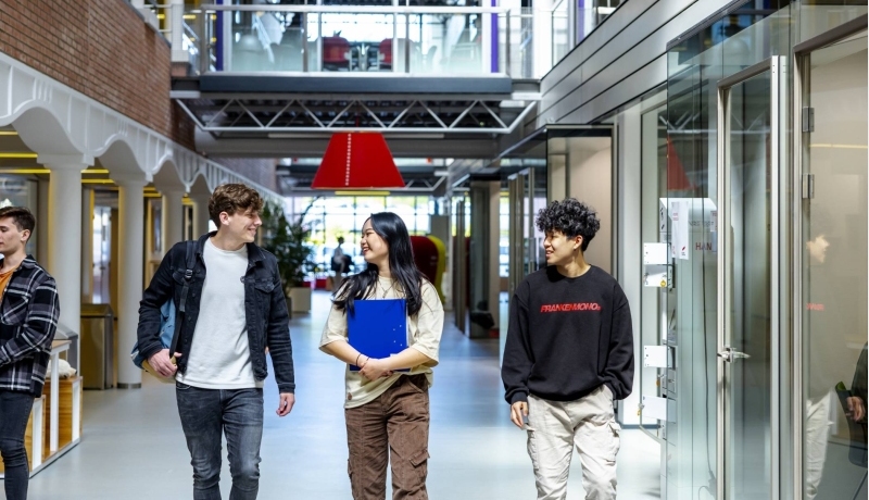 Studenten van de opleiding Communication op de HAN werken tijdens de les aan digitaal ontwerpen op hun laptop