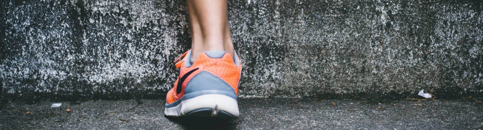 Traplopen in sportschoenen buiten