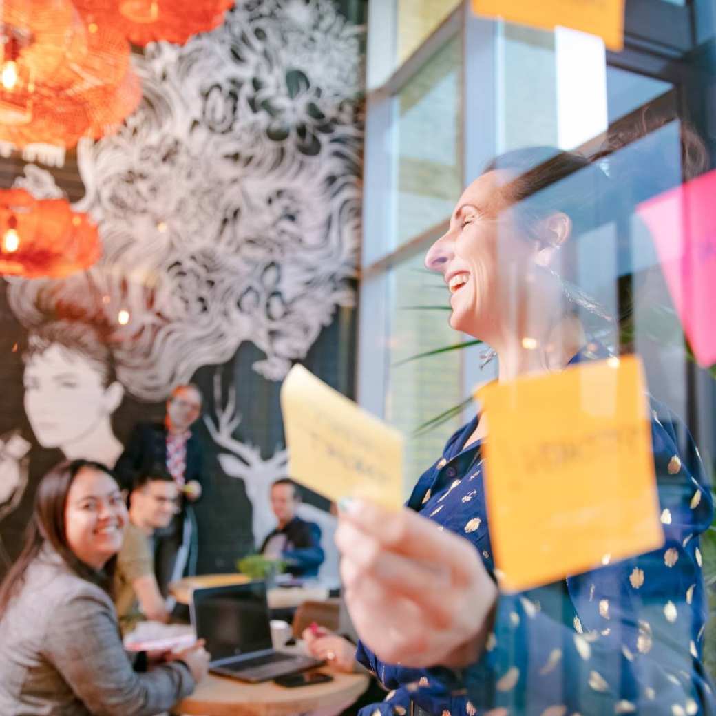 Postits door glas. Centrum voor ondernemerschap
