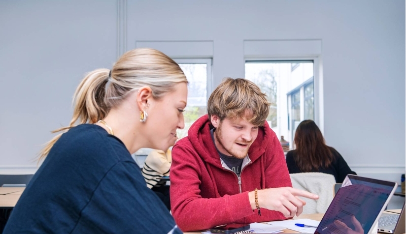 AMM LLO Joey en Isa tijdens les Social Work deeltijd