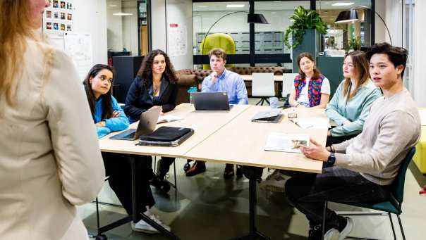 Studenten van de ad bedrijfskunde werken samen in de studio van Bedrijfskunde