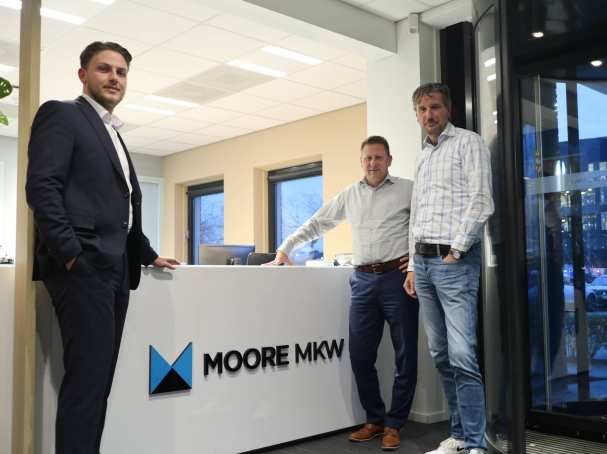 Alexander, Brian en Fred voor de balie bij Moore MKW