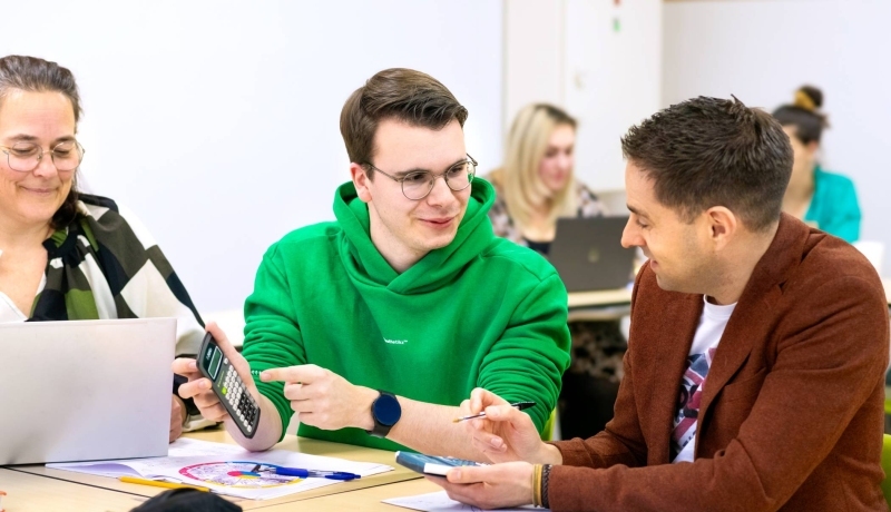 Student geeft les en leerlingen kijken naar hem op
