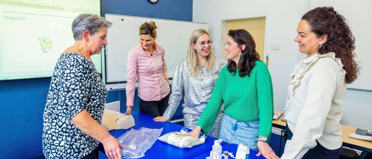 Studenten bezig met praktijkopdracht tijdens de opleiding technische thuiszorgverpleegkundige. 
