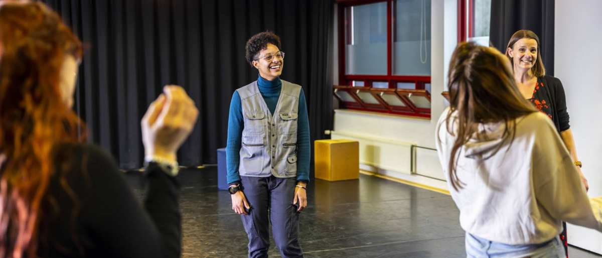 Vrouwelijke studenten HAN International-Social-Work volgens een creatief vak drama op de HAN, Kapittelweg 33