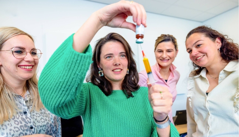 Student technische thuiszorg met een gele trui
