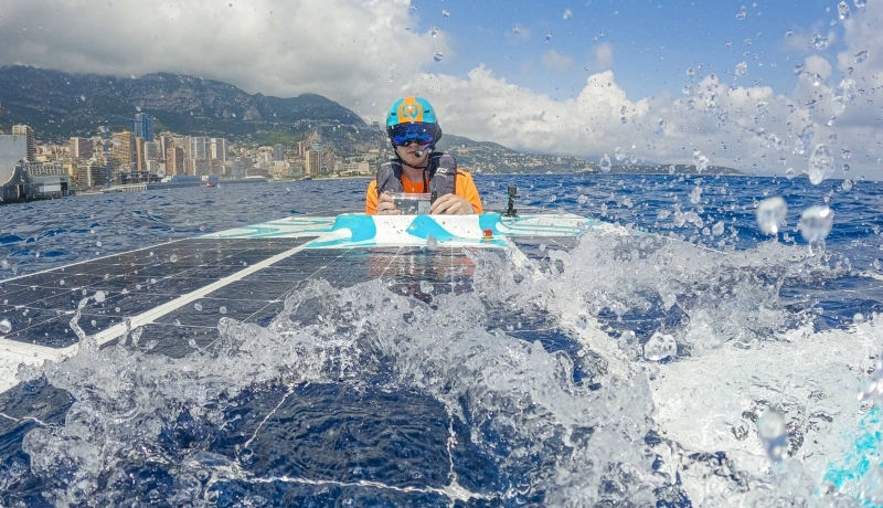 Solarboat in actie tijdens Energy Boat Challenge met skyline Monaco met piloot Mitchel Kraai