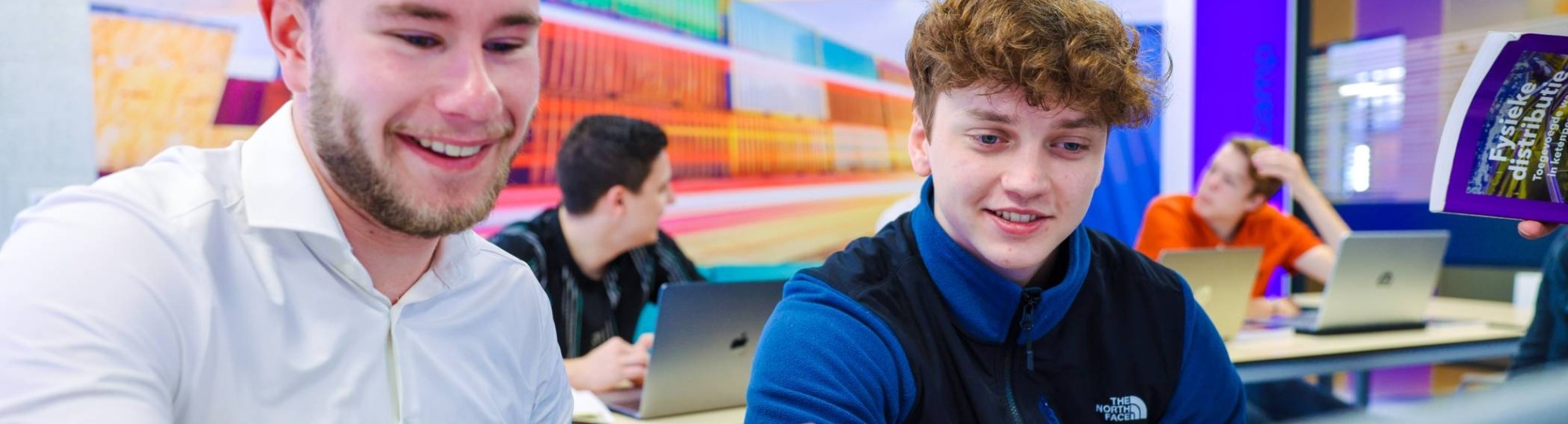 Logistics Management voltijd, LM, foto 7846, studenten werken op de laptop in het lokaal