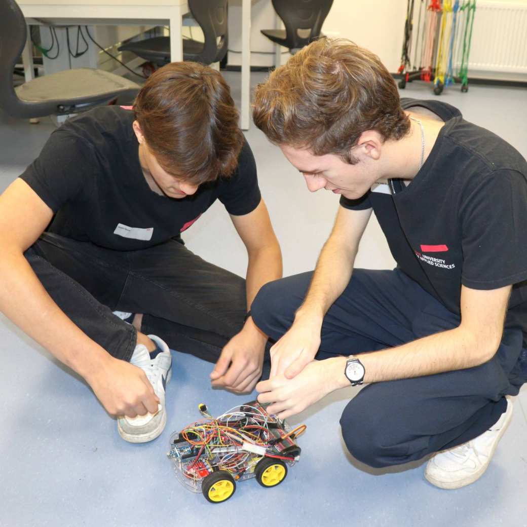 Studenten Embedded Systems Engineering (ESE) demonstreren een robotcar op de HAN Open Dag