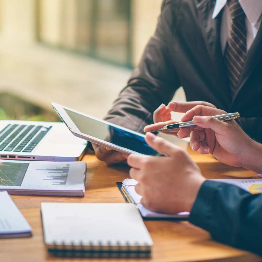 Stockfoto met laptop, papieren en financiÃ«n voor publicatie van het associate lectoraat Sustainable Finance & Tax van AFEM.