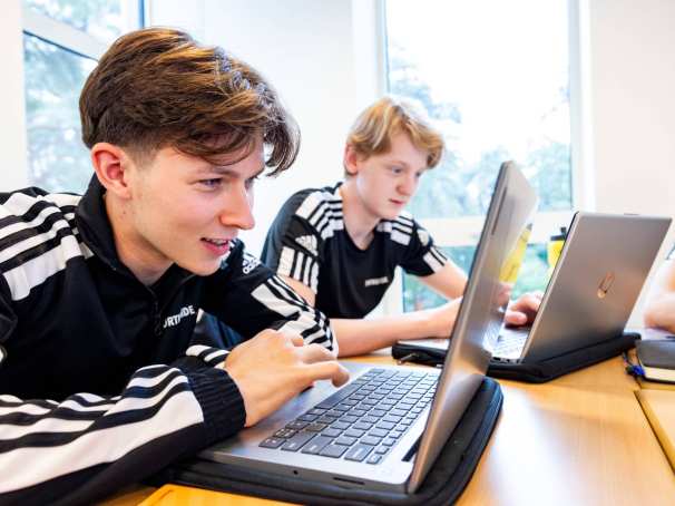 topsportklas yannick ward achter laptop 2024