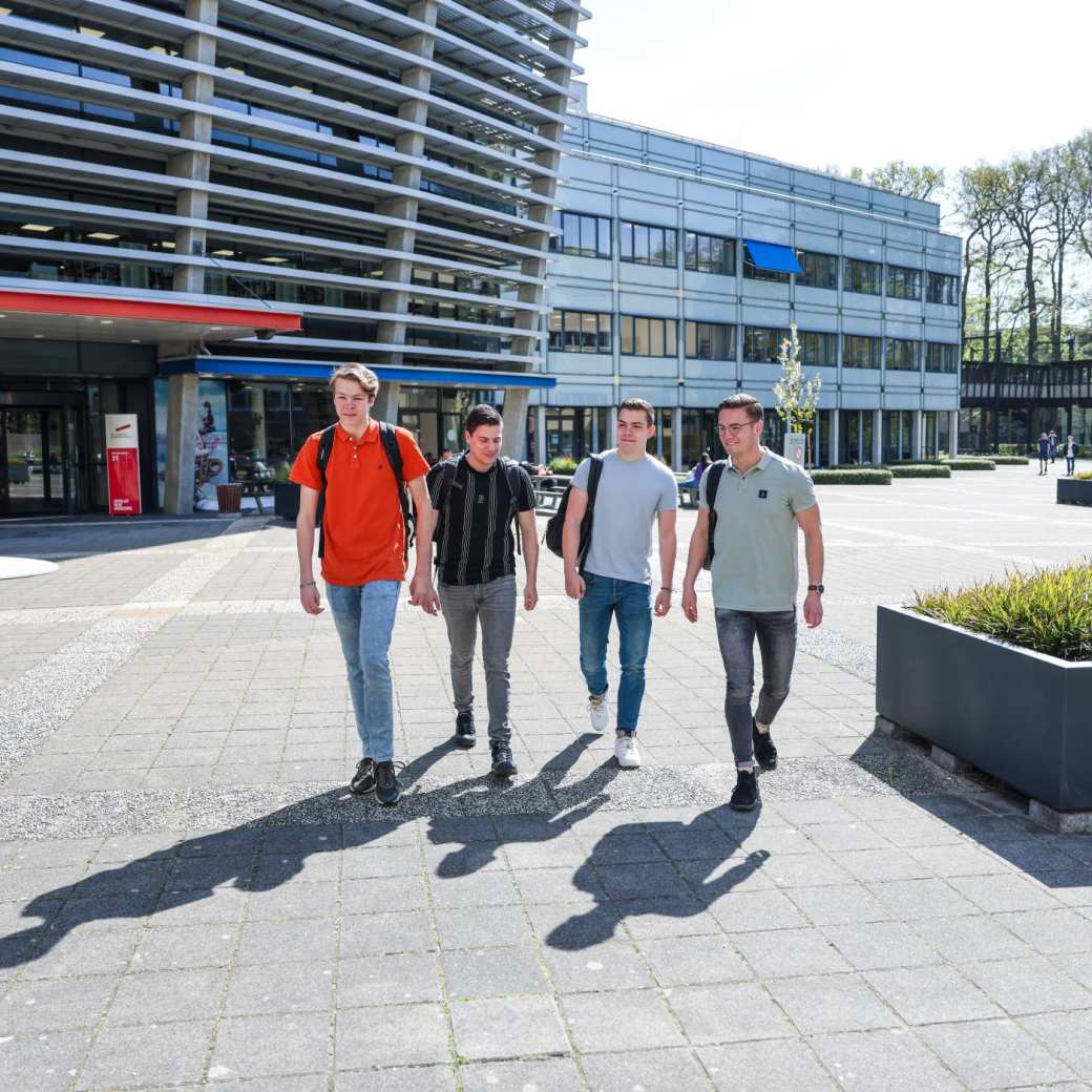 Logistics Management voltijd, LM, foto 8537, studenten lopen buiten po het plein