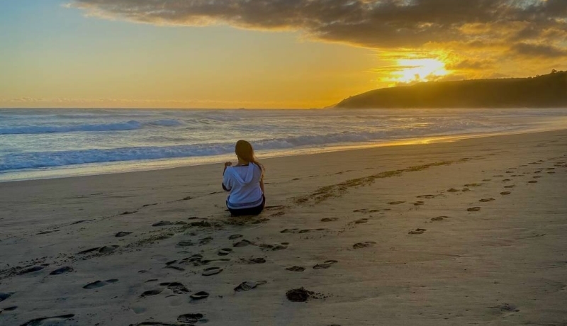 Sophia tijdens de zonsondergang in Wilderness, halverwegen Caledon en Port Elisabeth, Zuid Afrika