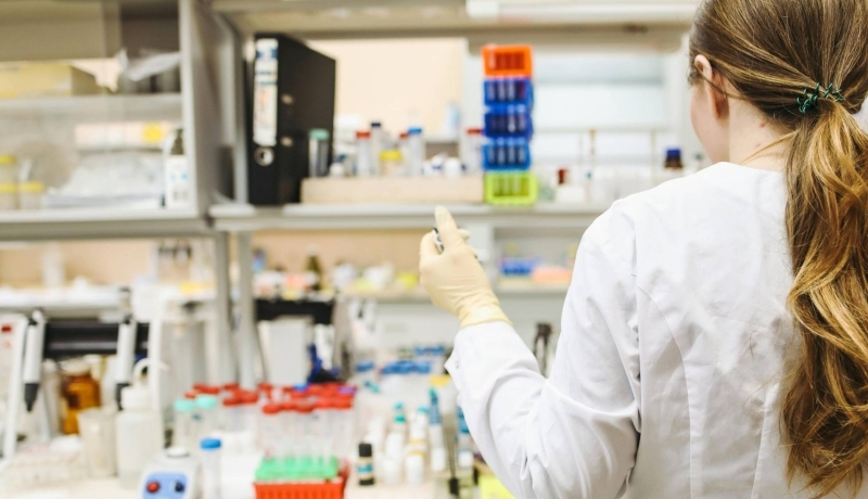 i2 cursisten DNA sequencing - NGS & TGS overleggen met docent bij een scherm.