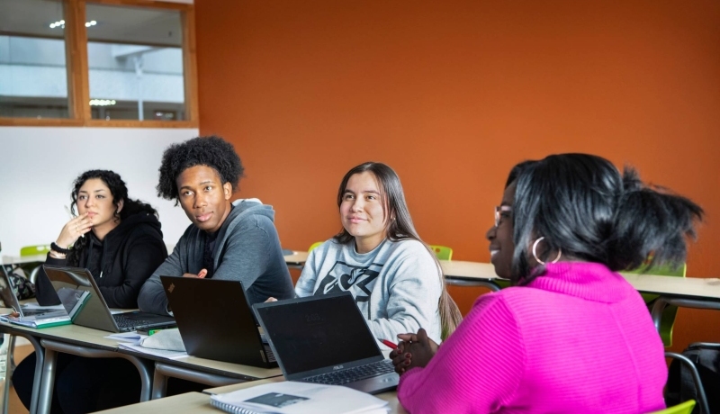 masterstudenten op een rij in de klas
