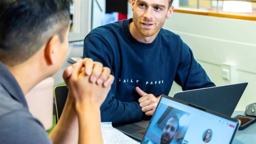 Master Applied Data Science studenten hebben overleg met elkaar en via teams