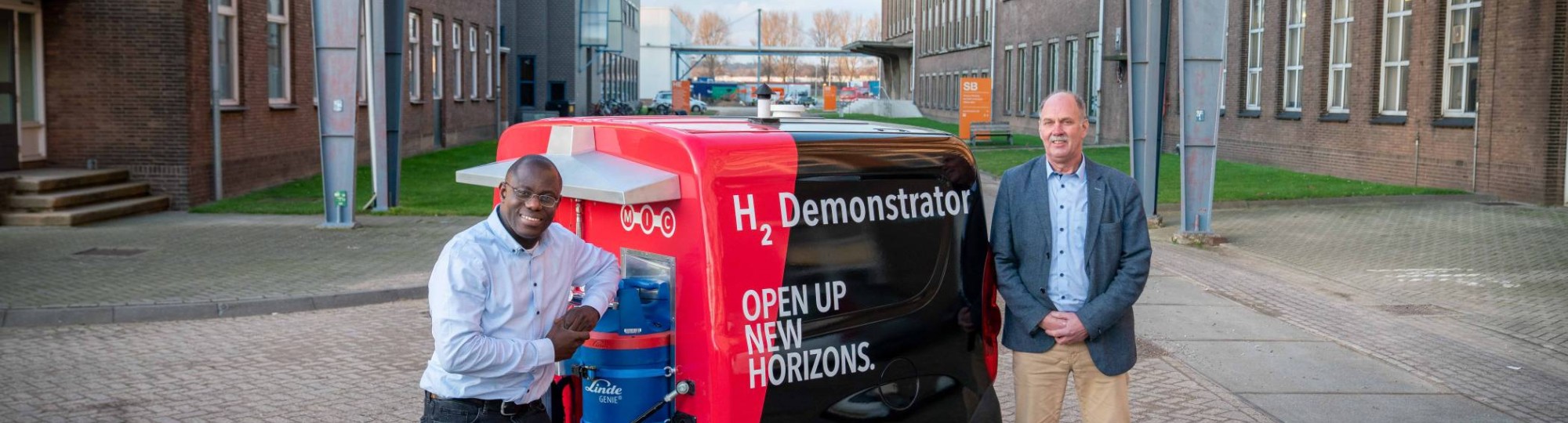 Balard Asare Bediako met John Bernand met de H2 Demonstrator. SEECE