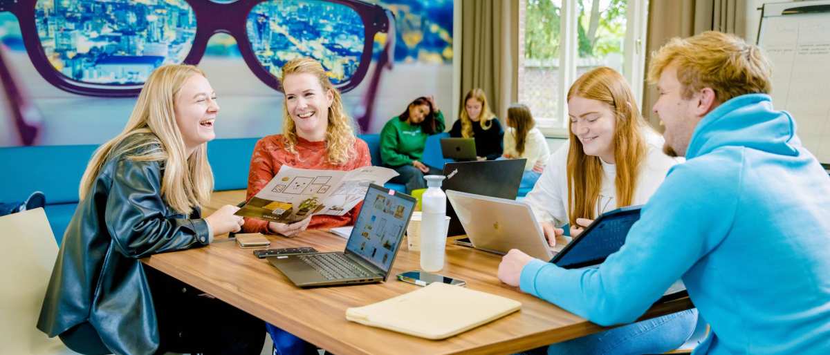 communicatie studenten en docent aan tafel