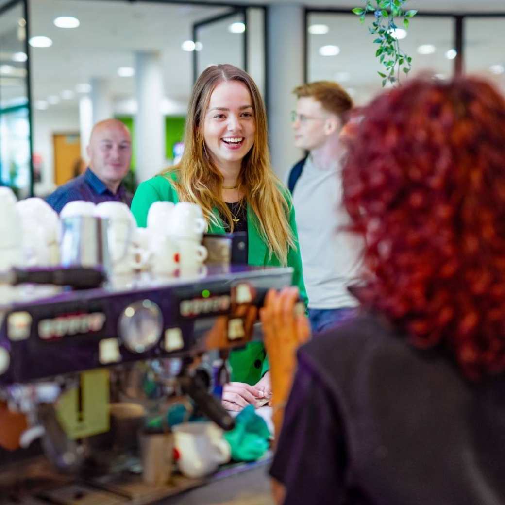 Duaal student bachelor Commerciële economie bestelt koffie in de HANgar.