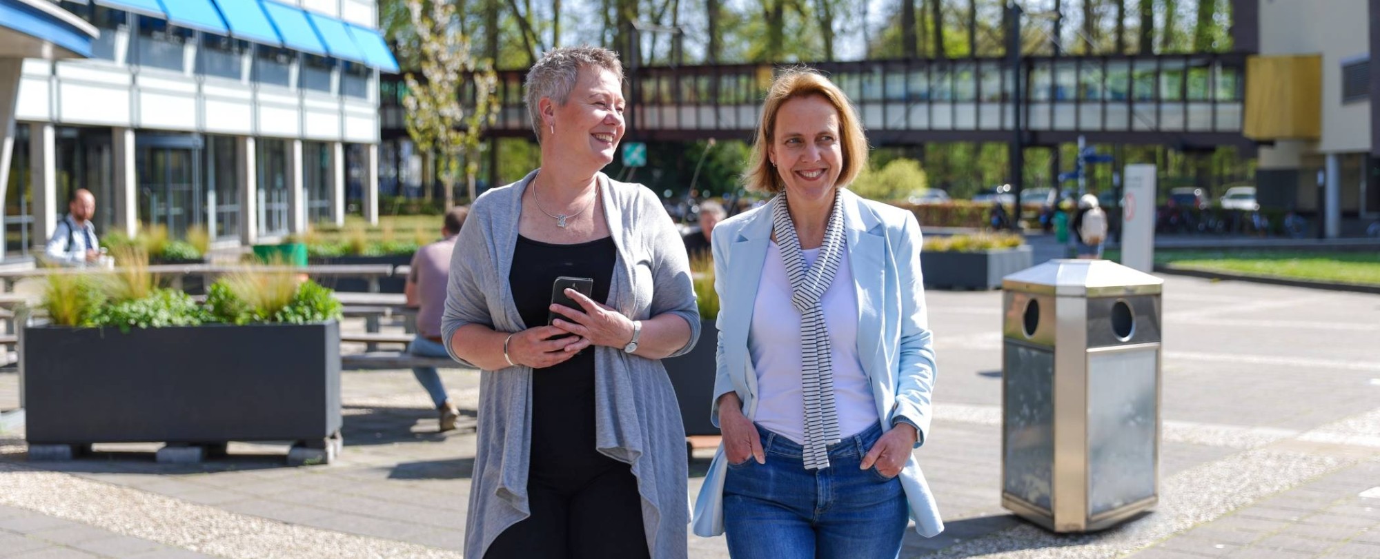Twee personen lopen op het plein van de HAN-campus in Arnhem