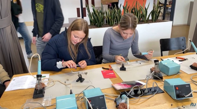 Meiden leren solderen op de Girls' Day bij de HAN in Arnhem
