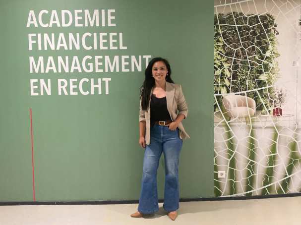 Kiki Gerritsen, student post-hbo AA MKB Theorie en Praktijk poseert in de HAN.