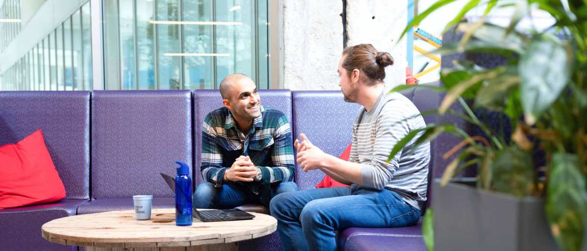 Studenten in overleg met circulaire tafel op voorgrond. Master Circulaire Economie (DT) 2024.