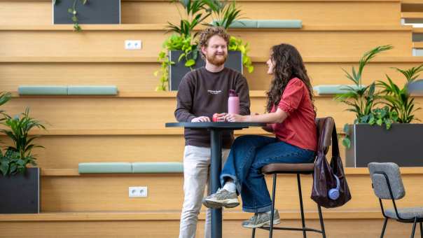 2 masterstudenten aan het werk op de HAN.