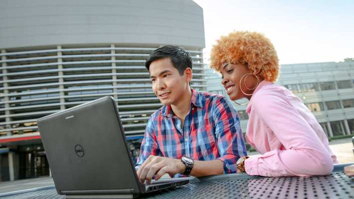 studenten buiten voor R31 met laptop