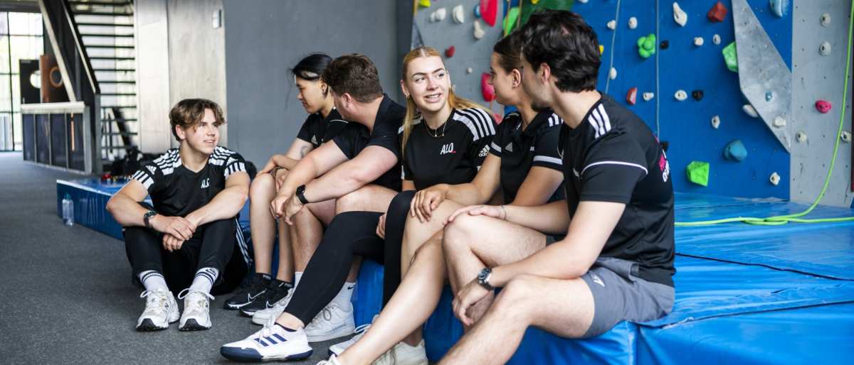 sport sportkunde en alo studenten en docenten op sportveld en gymzaal
