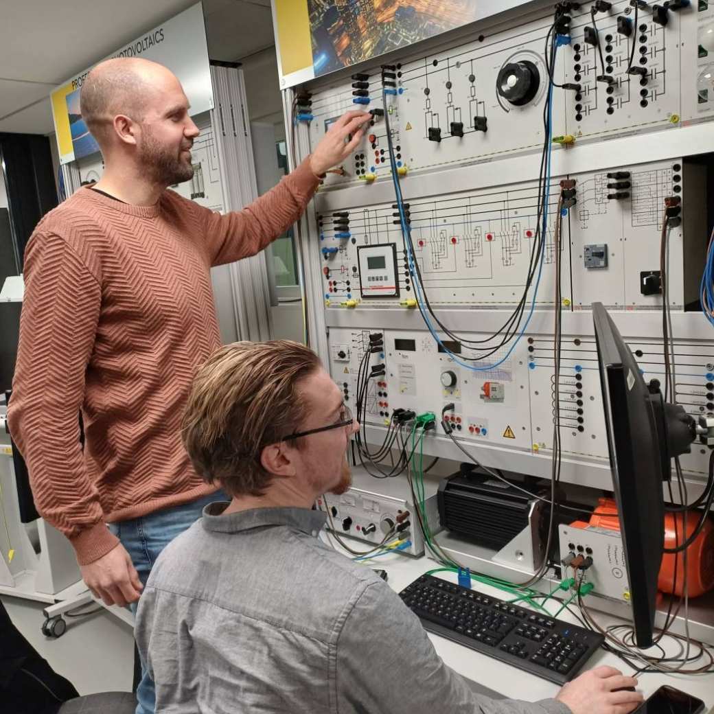 Cursisten Power Course aan het werk in het Lucas Nülle lab van HAN Engineering en Automotive 