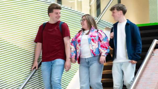 Studenten Ergotherapie lopen samen de trap af op de HAN campus in Nijmegen