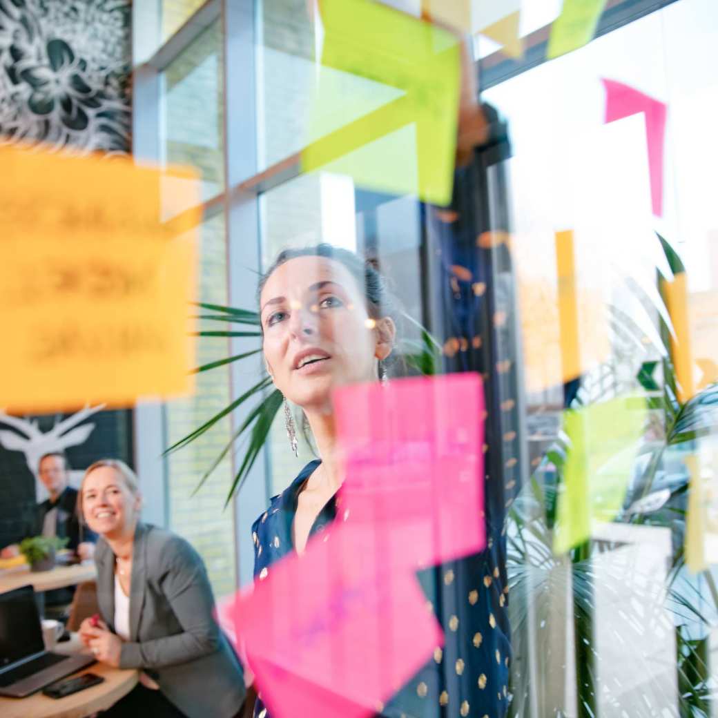 Postits door glas. Centrum voor ondernemerschap 2
