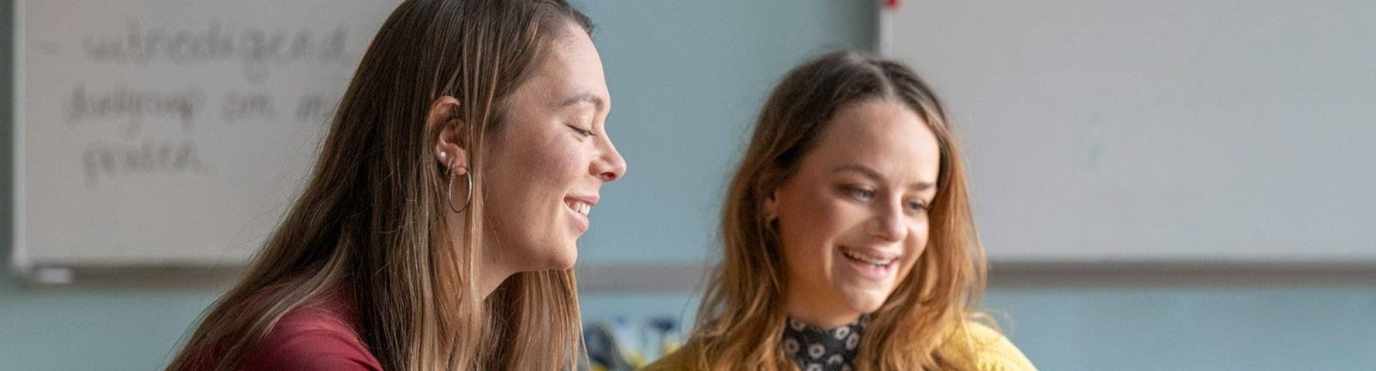 2 HR-masterstudenten zitten naast elkaar in een lokaal op Kapittelweg 35 in Nijmegen.