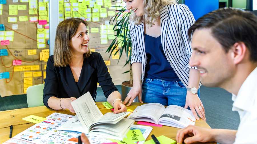 finance, post-it, scrum, overleg, samenwerken, kleuren
