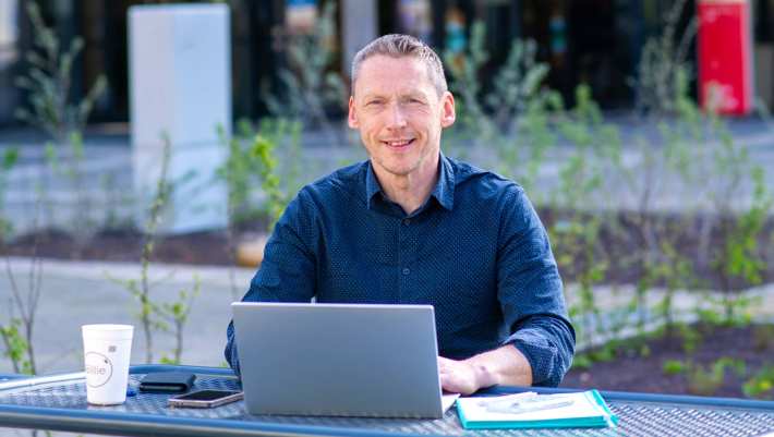 Deelnemers en docenten van de post-hbo opleiding Bedrijfskunde, in gesprek met elkaar op het plein voor Ruitenberglaan 31