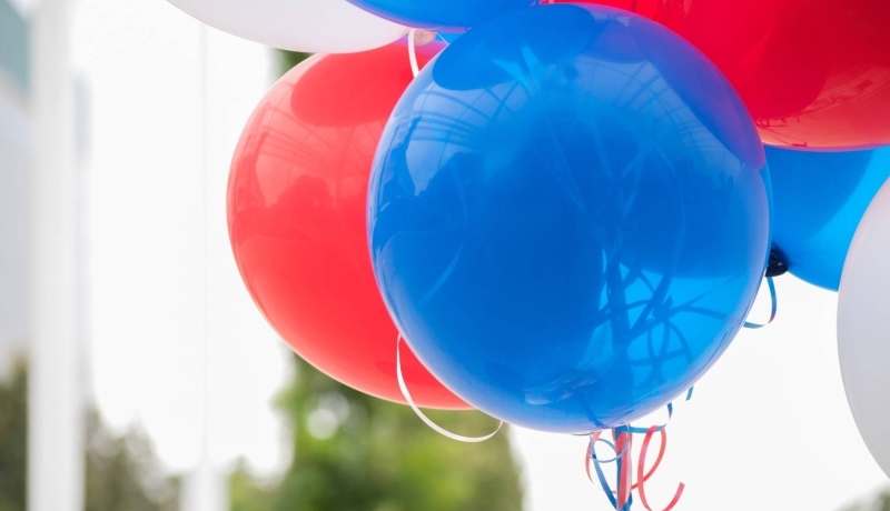 rode, witte en blauwe balonnen.