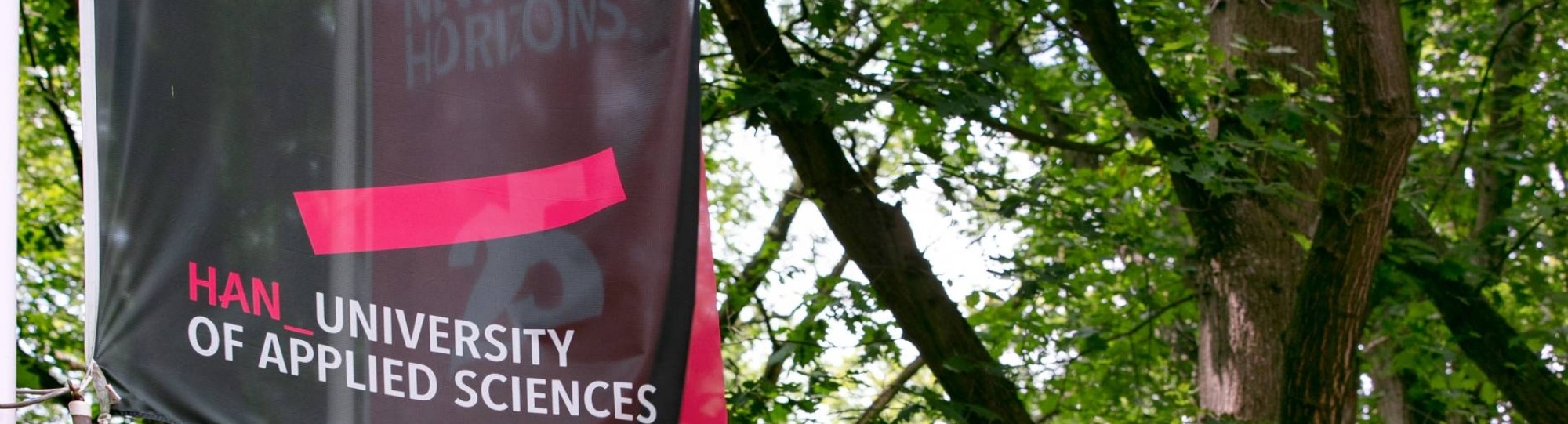 vlaggen, Arnhem, branding, signing, vlaggenmast, banieren, trio zwart rood wit