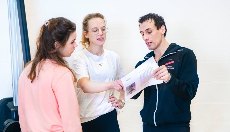 Docent en studenten in gesprek - klinisch redeneren